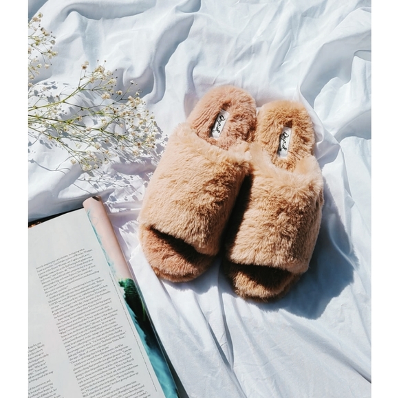 🚨FEW SIZES LEFT// Taupe fur slides - Picture 4 of 4